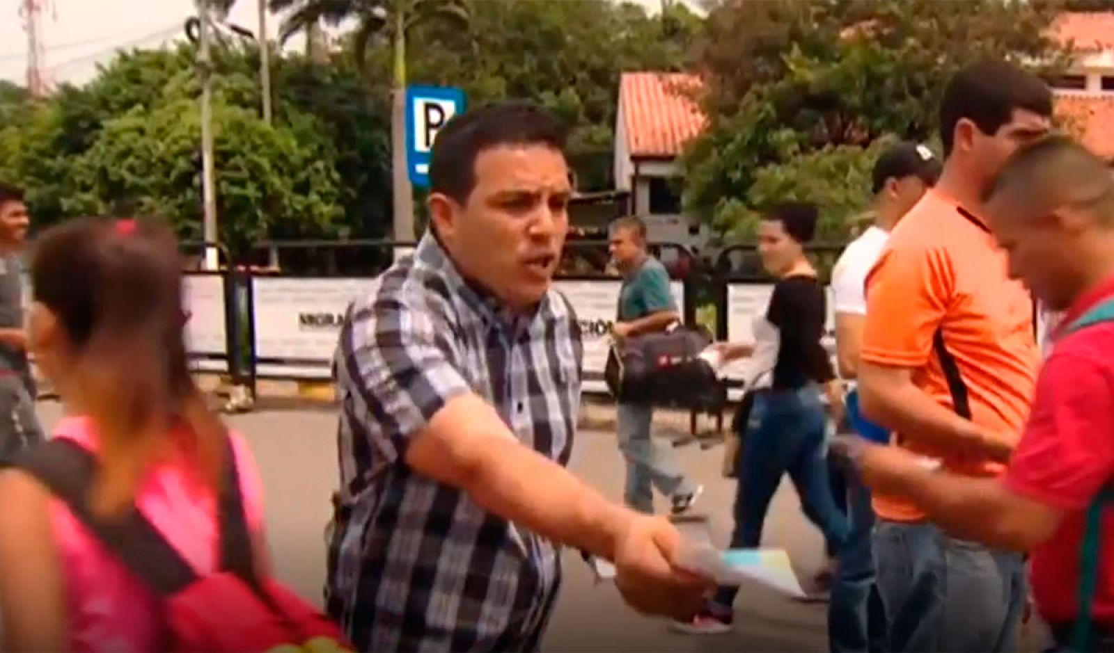 Buscando una entrada para a ayuda humanitaria | Ver