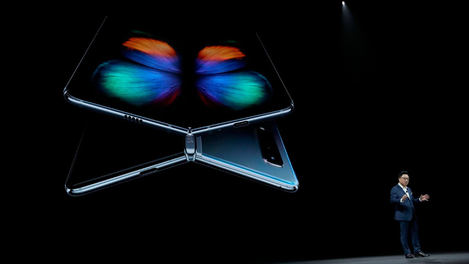 A menos de una semana de que empiece el Mobile World Congress la industrica tecnológica arranca motores. Dos presentaciones mundiales de teléfonos de altas prestaciones en Pekín y en San Francisco Xiaomi ha presentado en China su nuevo modelo, el Mi