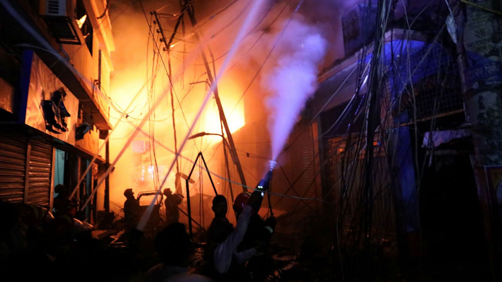 Incendio Bangladesh: Un incendio masivo en un barrio de Bangladesh causa al menos 67 muertos - RTVE.es