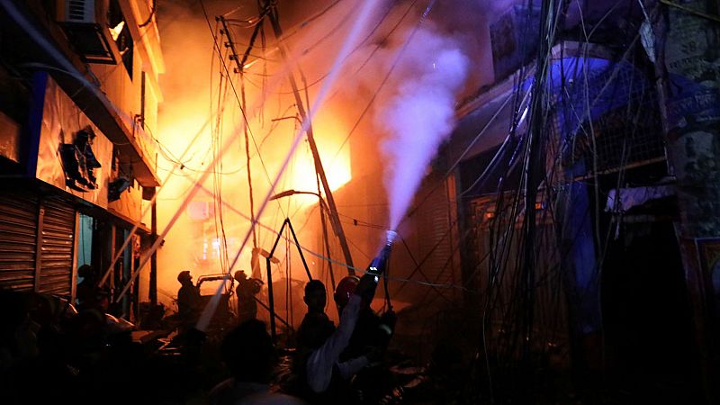 Un incendio masivo en un barrio de Bangladesh causa al menos 67 muertos
