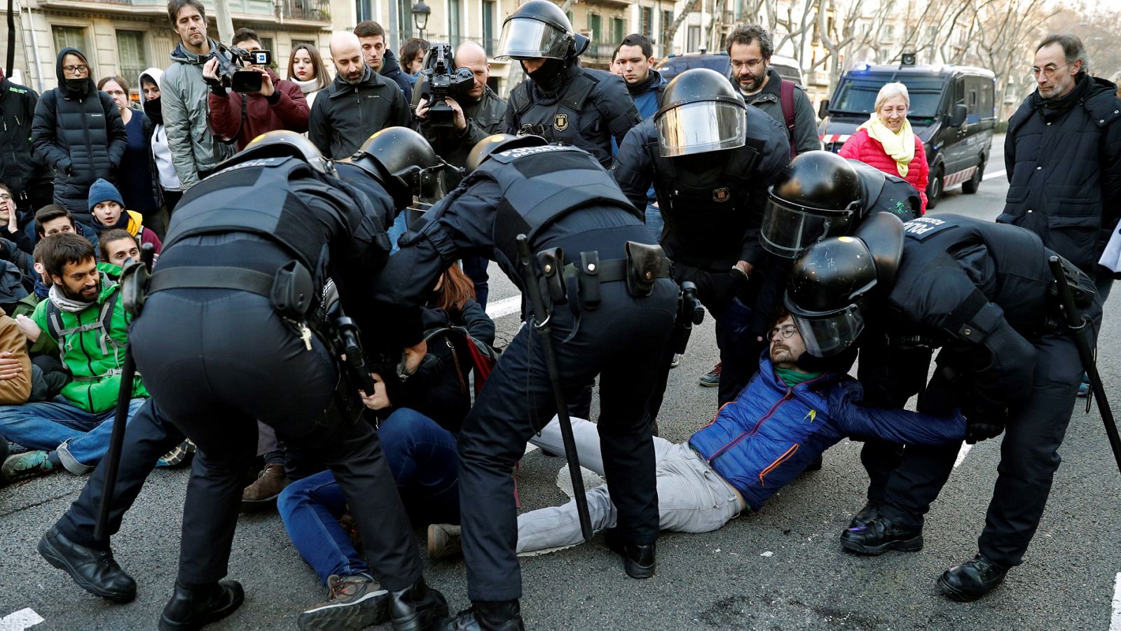 Dos detenidos en la huelga en Cataluña por el juicio del procés