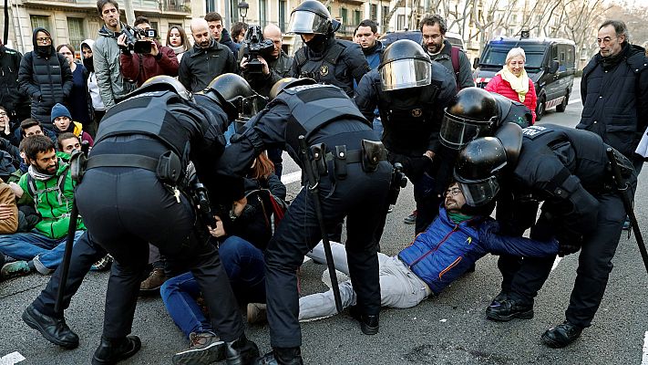 Dos detenidos y dos heridos en la huelga de Cataluña