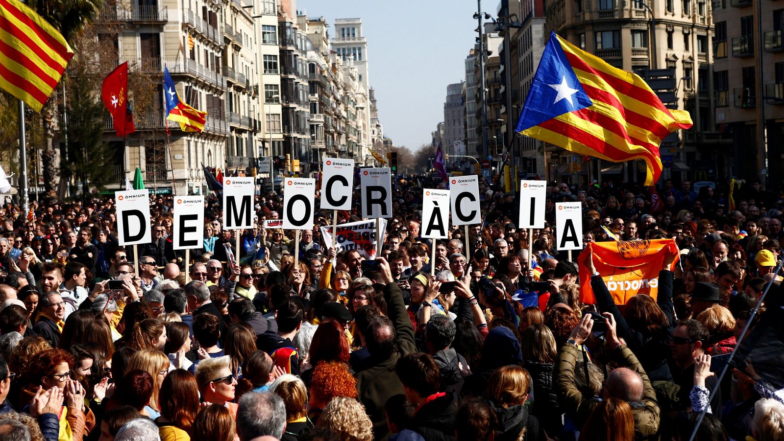 Los incidentes durante la huelga general en Cataluña se saldan con varios detenidos, heridos y carreteras cortadas