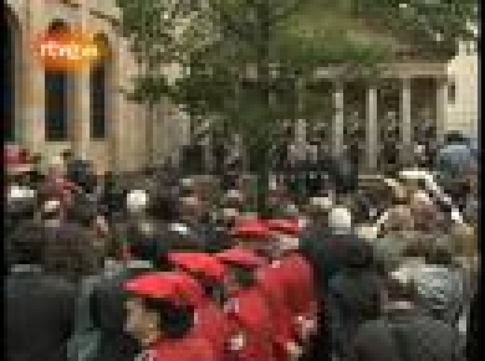 La toma de posesión de Juan José Ibarretxe hace cuatro años y la de Patxi López este jueves difirieron tanto en la ceremonia como en el contenido de su juramento.