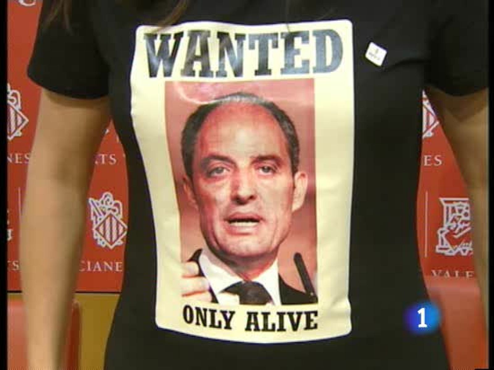 La diputada llevaba una camiseta con una foto de Francisco Camps y debajo, la frase "Se busca". Camps estaba hoy de viaje en el extranjero y la oposición cree que no quiere dar explicaciones sobre el caso Gürtel.