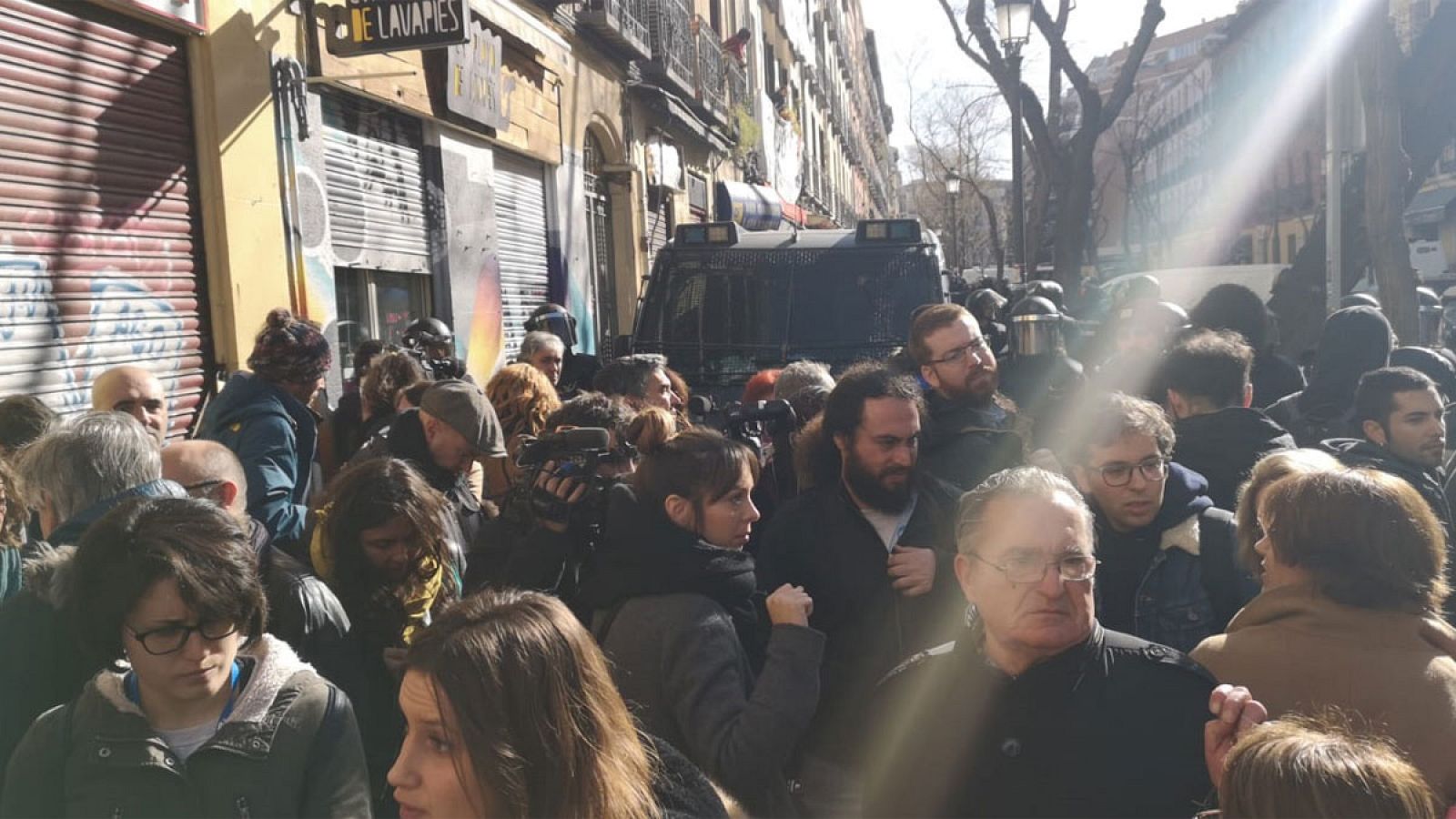 Seis personas han sido detenidas al tratar de impedir los desahucios de los residentes de cuatro viviendas situadas en la calle Argumosa número 11, en el madrileño barrio de Lavapiés, que finalmente h