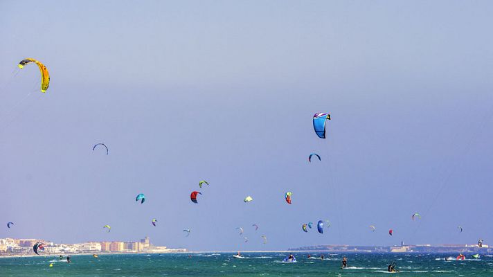 Intervalos de viento fuerte en el Estrecho