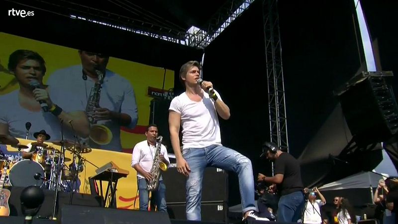 Venezuela Aid Live - Carlos Baute canta "Colgando en tus manos"