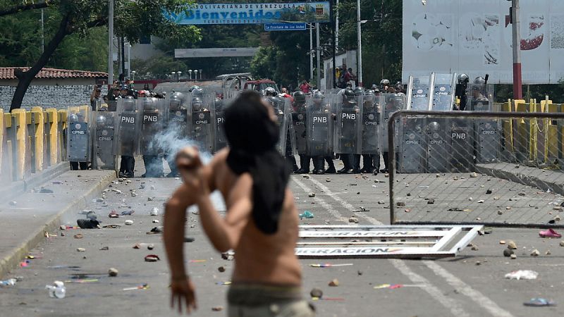 Enfrentamientos en la frontera entre Colombia y Venezuela por el paso de la ayuda humanitaria