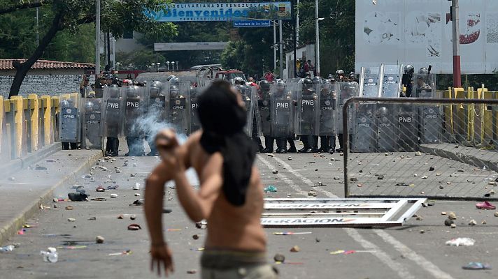 Informativo 24h - Enfrentamientos en la frontera entre Colombia y Venezuela por el paso de la ayuda humanitaria