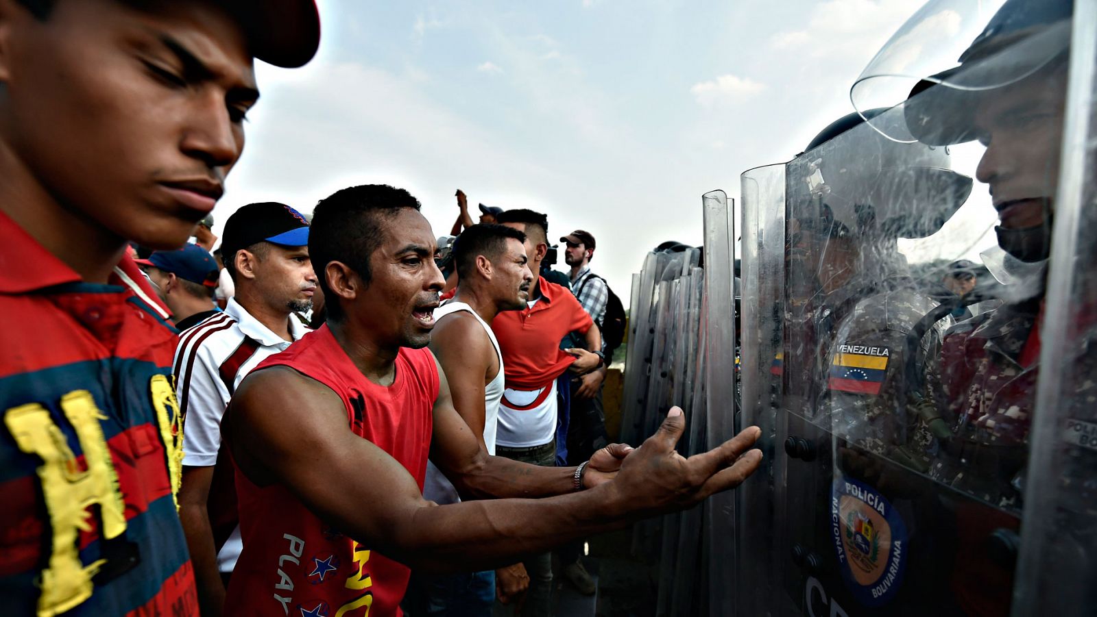 Venezuela - Las fuerzas venezolanas impiden la entrada de la ayuda humanitaria prometida por la oposición