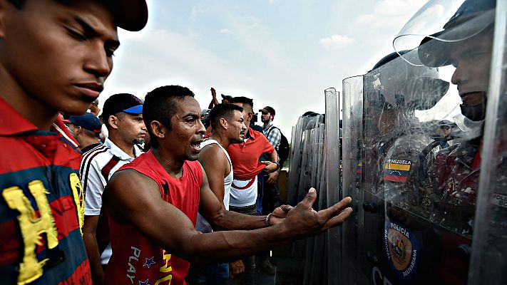 Las fuerzas venezolanas impiden la entrada de la ayuda humanitaria prometida por la oposición