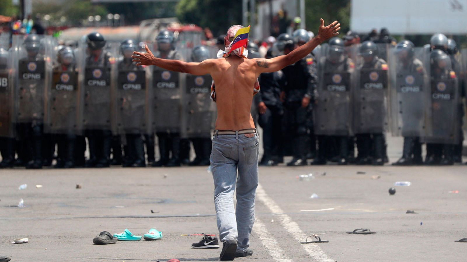 Venezuela: El Ejército impide por la fuerza la entrada en Venezuela de la ayuda humanitaria prometida por Guaidó