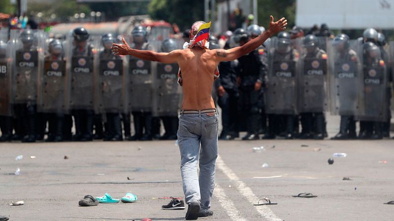 El Ejército impide por la fuerza la entrada en Venezuela de la ayuda humanitaria prometida por Guaidó