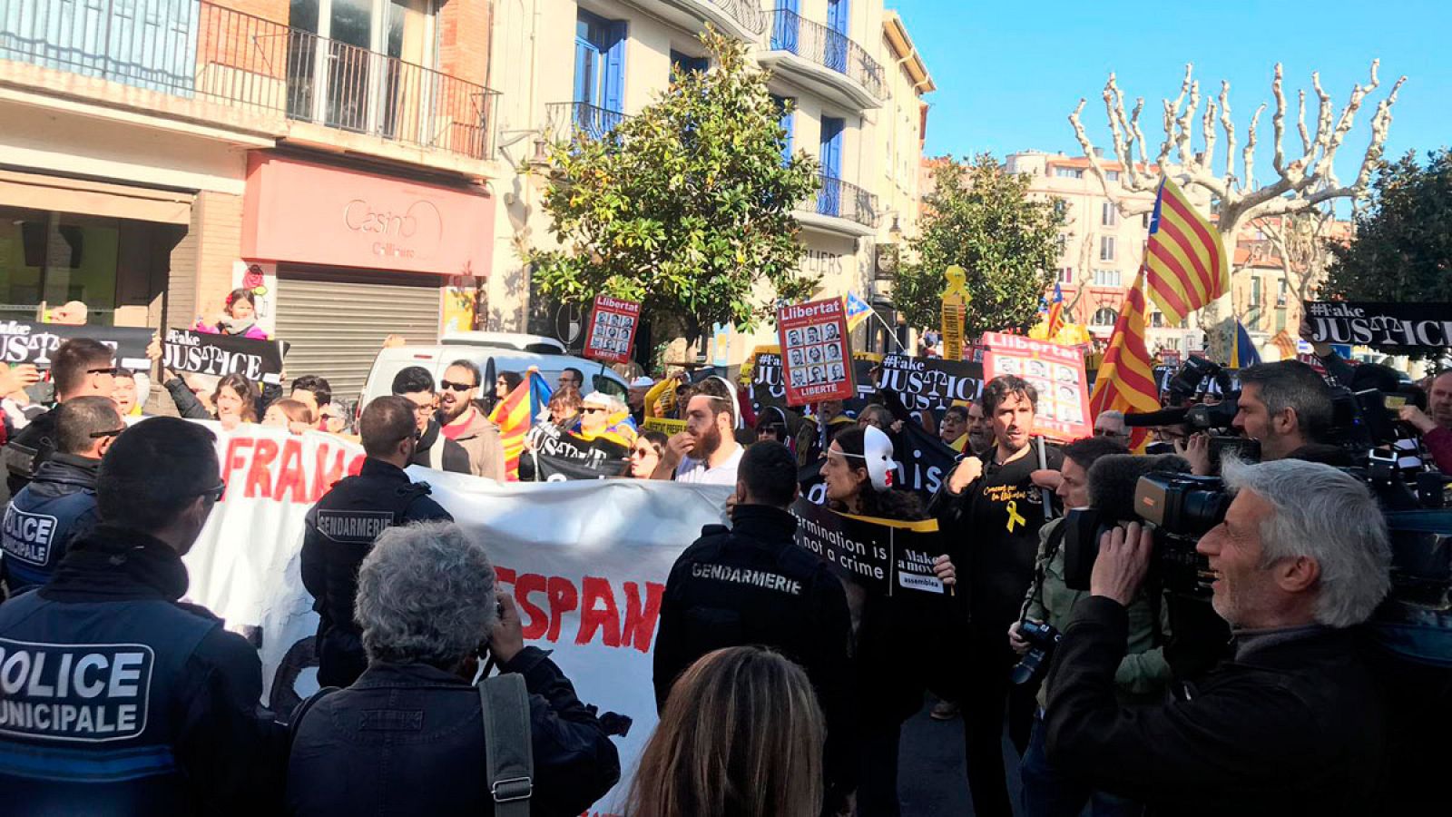 Homenaje al exilio republicano español: Al menos 200 personas han pedido la liberación de los líderes independentistas ante la visita de Sánchez a Francia para homenajear al exilio republicano español