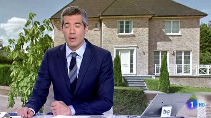 Telediario 1 - Arrimadas despliega una pancarta en casa de Puigdemont en Waterloo con el mensaje "La república no existe"