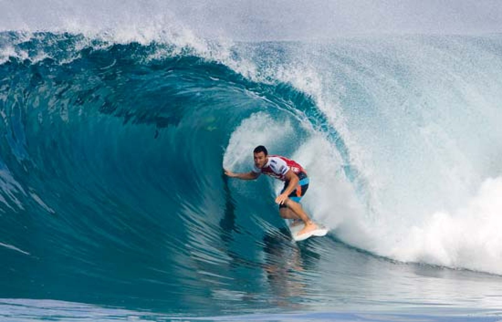 Los mejores 45 surfistas del mundo exhiben sus habilidades en la primera jornada de surf en la Billabong Pro Tahiti perteneciente al circuito mundial.