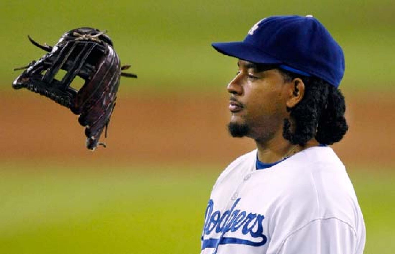 Manny Ramírez, jugador de beisbol de los Dodgers, ha sido sancionado con 50 partidos por dar positivo. Ramírez asegura que no se trata de un positivo por asteroides, sino que es culpa de un medicamento que le había recetado su médico particular.