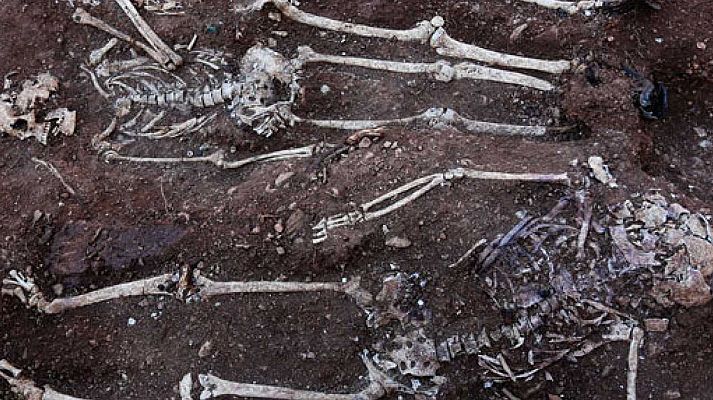 Telediario 1 - 9.000 cuerpos han sido recuperados de fosas comunes en los últimos 19 años