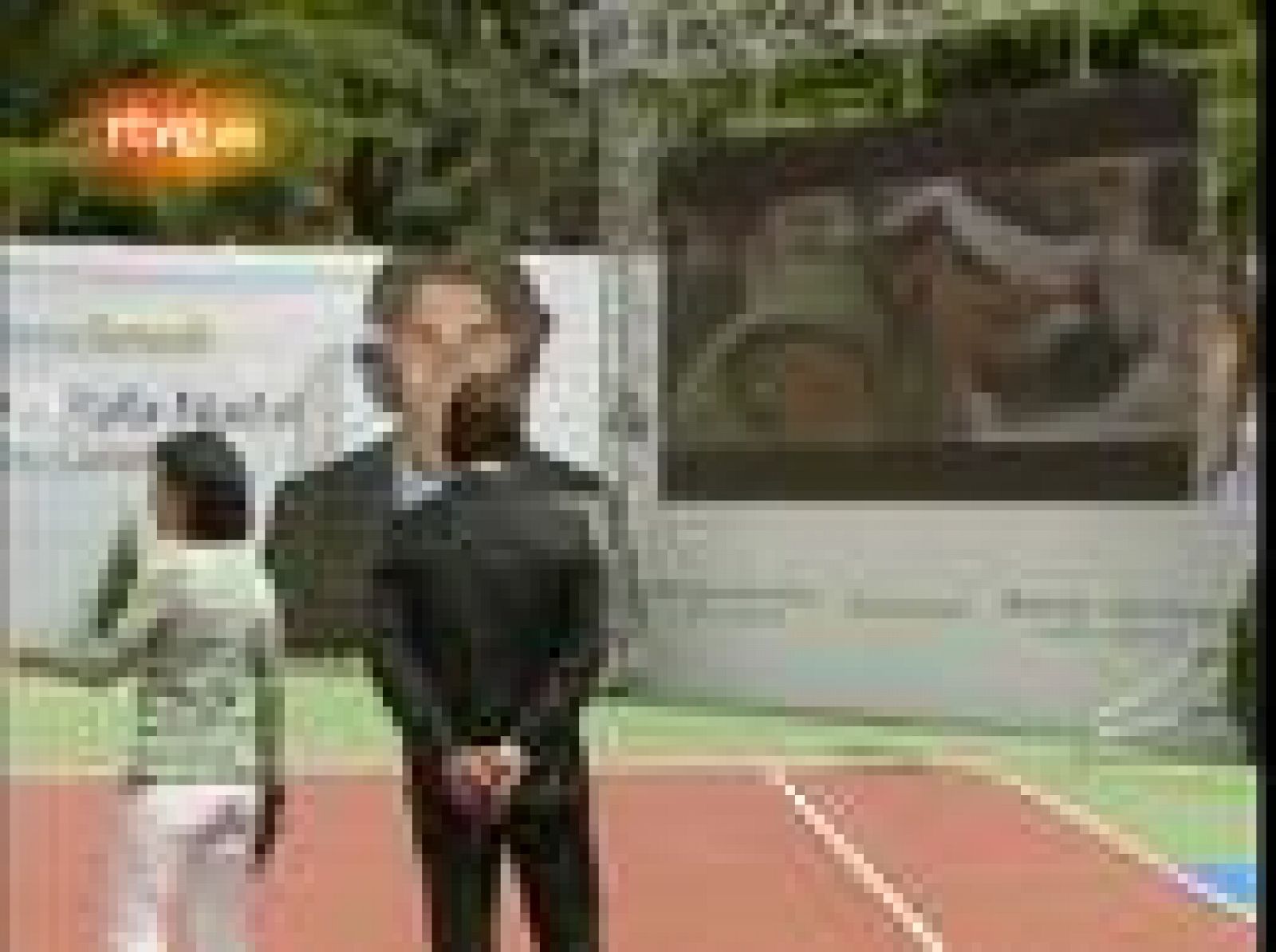 Rafa Nadal juega al tenis vestido de etiqueta en un acto promocional.