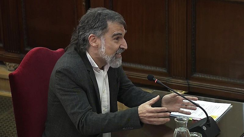 Cuixart acusa a la Fiscal�a de usar un "hecho menor" como los da�os en los coches para acusarles de rebeli�n