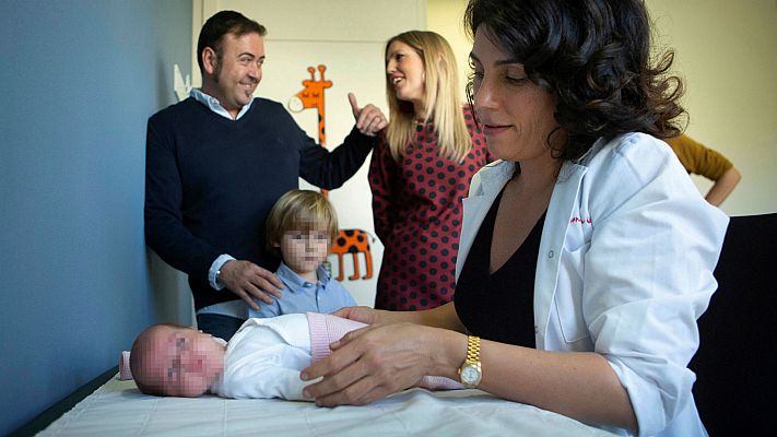 Telediario 1 - Médicos españoles operan con éxito del corazón a la paciente más pequeña: un bebé de 1,3 kilos