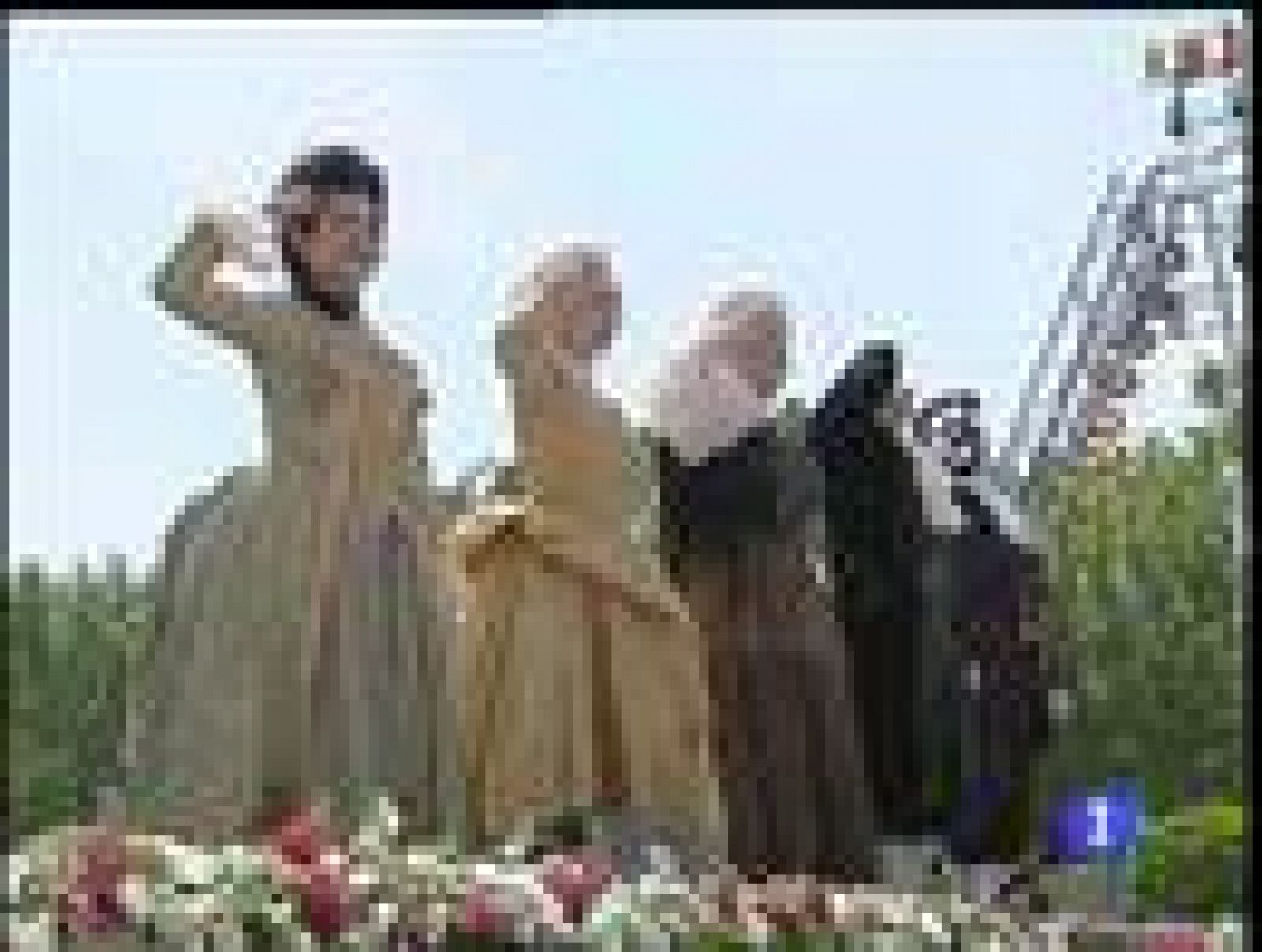 La opera ha salido a la calle en el día Mundial de la Ópera en ciudades como Madrid, donde se ha organizado una representación frente al Palacio Real.