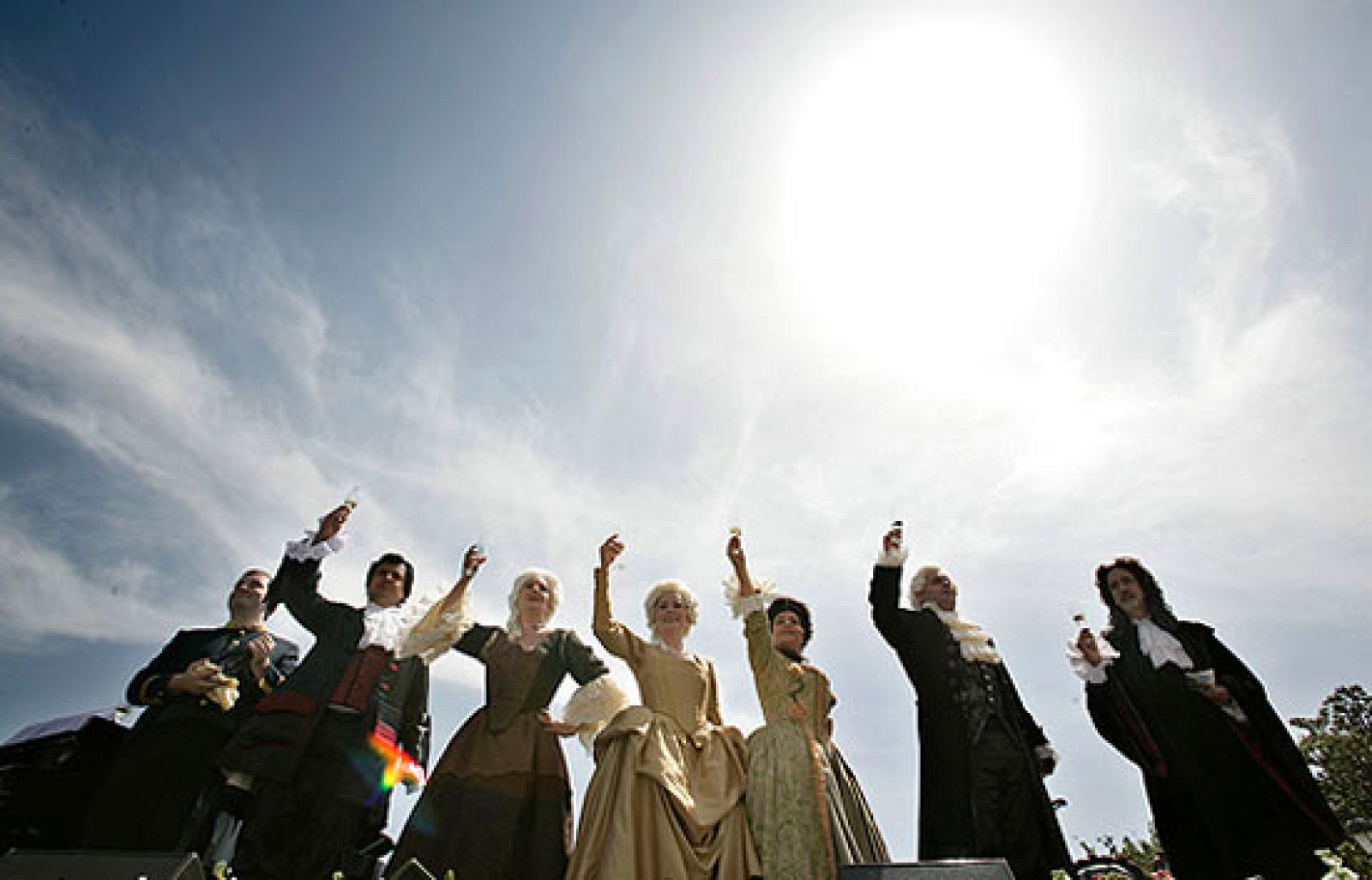 La opera ha salido a la calle en el día Mundial de la Ópera en ciudades como Madrid, donde se ha organizado una representación frente al Palacio Real.