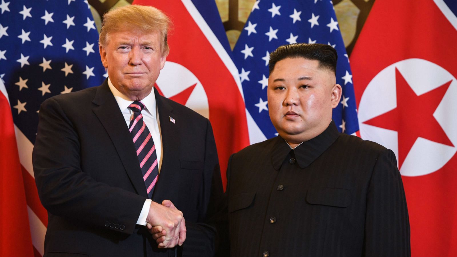 Los presidentes de Estados Unidos y Corea del Norte, Donald Trump y Kim Jong-un, se han reunido este miércoles en Hanói, la primera jornada de la segunda cumbre entre ambos países en los últimos ocho meses. Trump, que ha alabado en Vietnam el "potencial económico" del país de su interlocutor ha asegurado que está dispuesto a ayudar a Pyonyang si prosperan las negociaciones para desnuclearizar el país. 