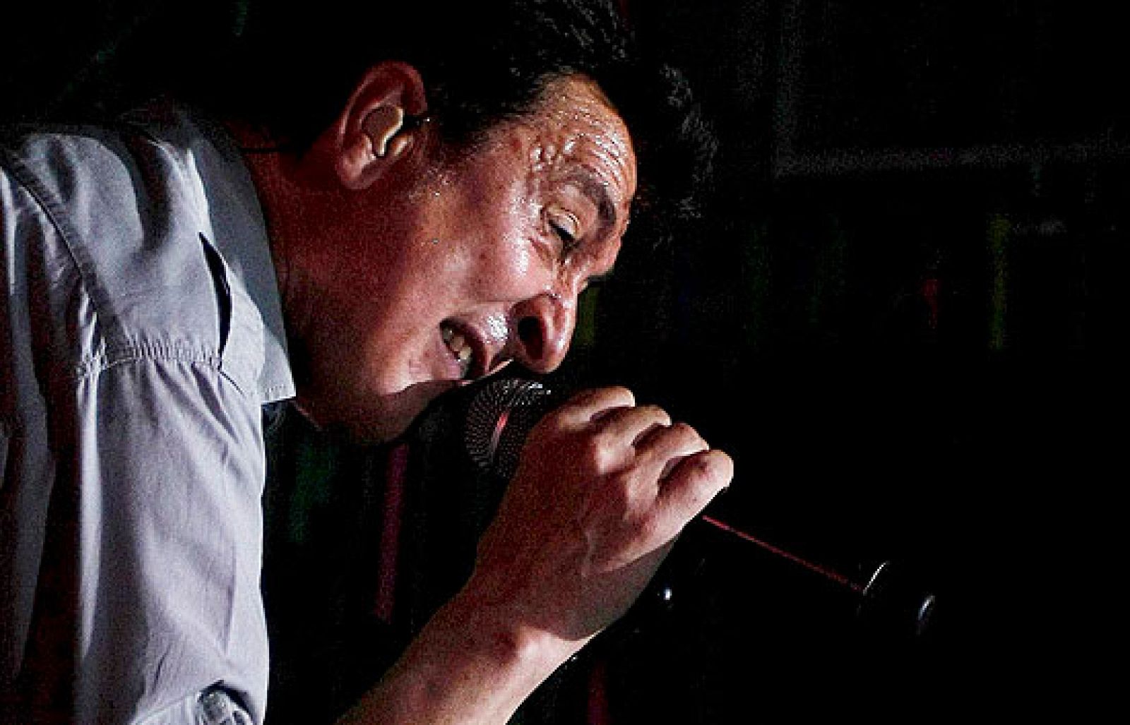 Casi 40 años lleva Manolo García haciendo canciones. El músico barcelonés ha comenzado este fin de semana en Valladolid y Ávila una larga gira que cuenta con el apoyo de TVE. Además ha presentado sus canciones en versión acústica en Radio Nacional.