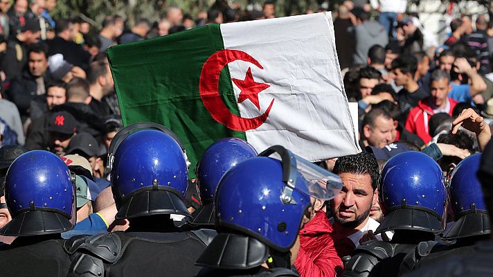 Tensión en el segundo viernes de protestas en Argelia contra