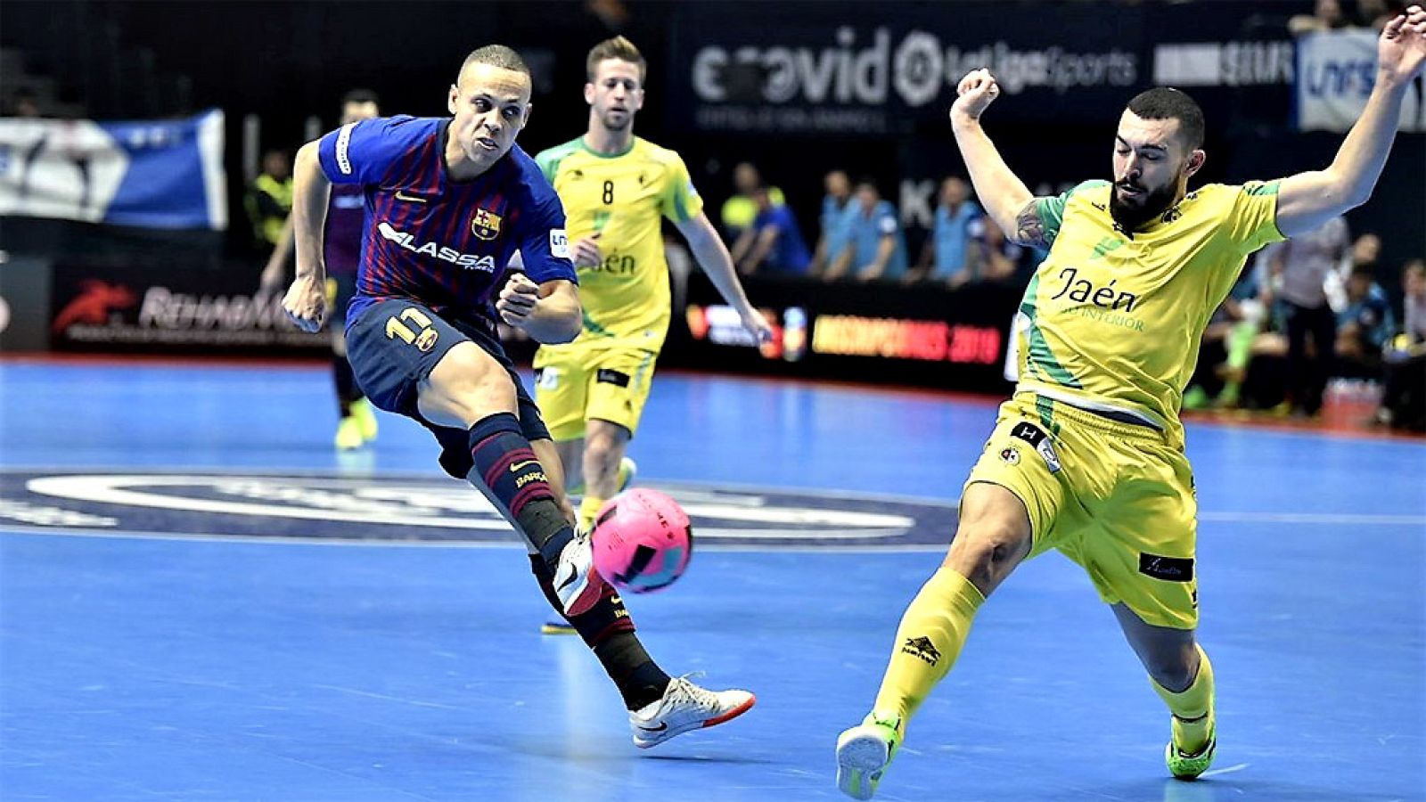 La conexión brasileña Dyego-Ferrao adelanta a los culés.