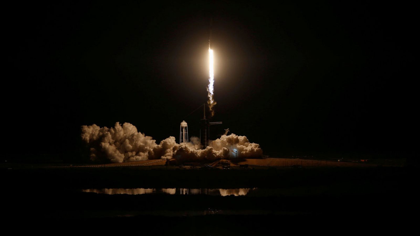 La compañía SpaceX ha lanzado este sábado con éxito desde Cabo Cañaveral (Florida, EEUU) su primera cápsula no tripulada con destino a la Estación Espacial Internacional (EEI) diseñada para transportar personas.