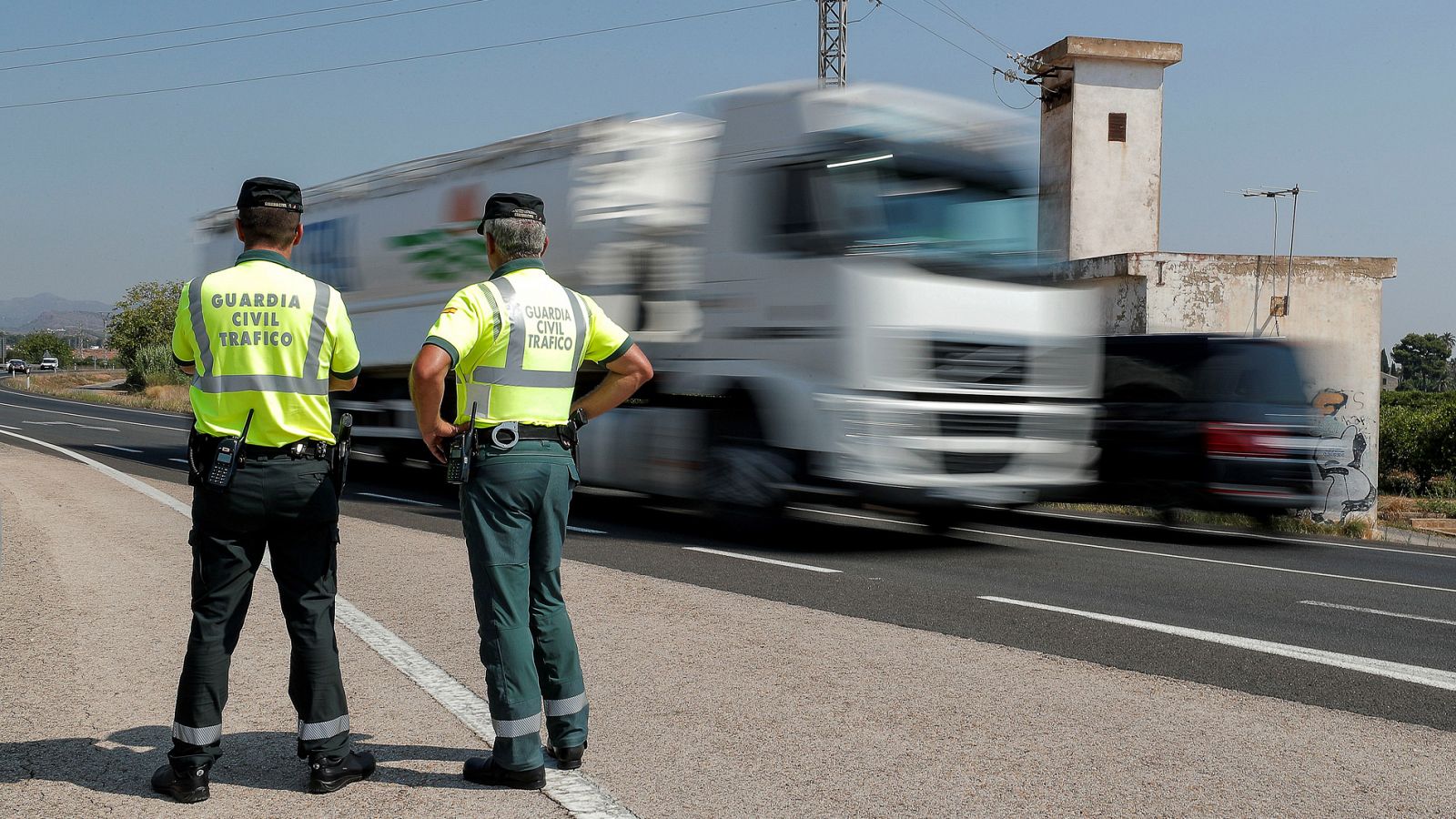 Telediario 1: 8.800 conductores de camiones y furgonetas han sido denunciados por la Guardia Civil de Tráfico en una semana | RTVE Play
