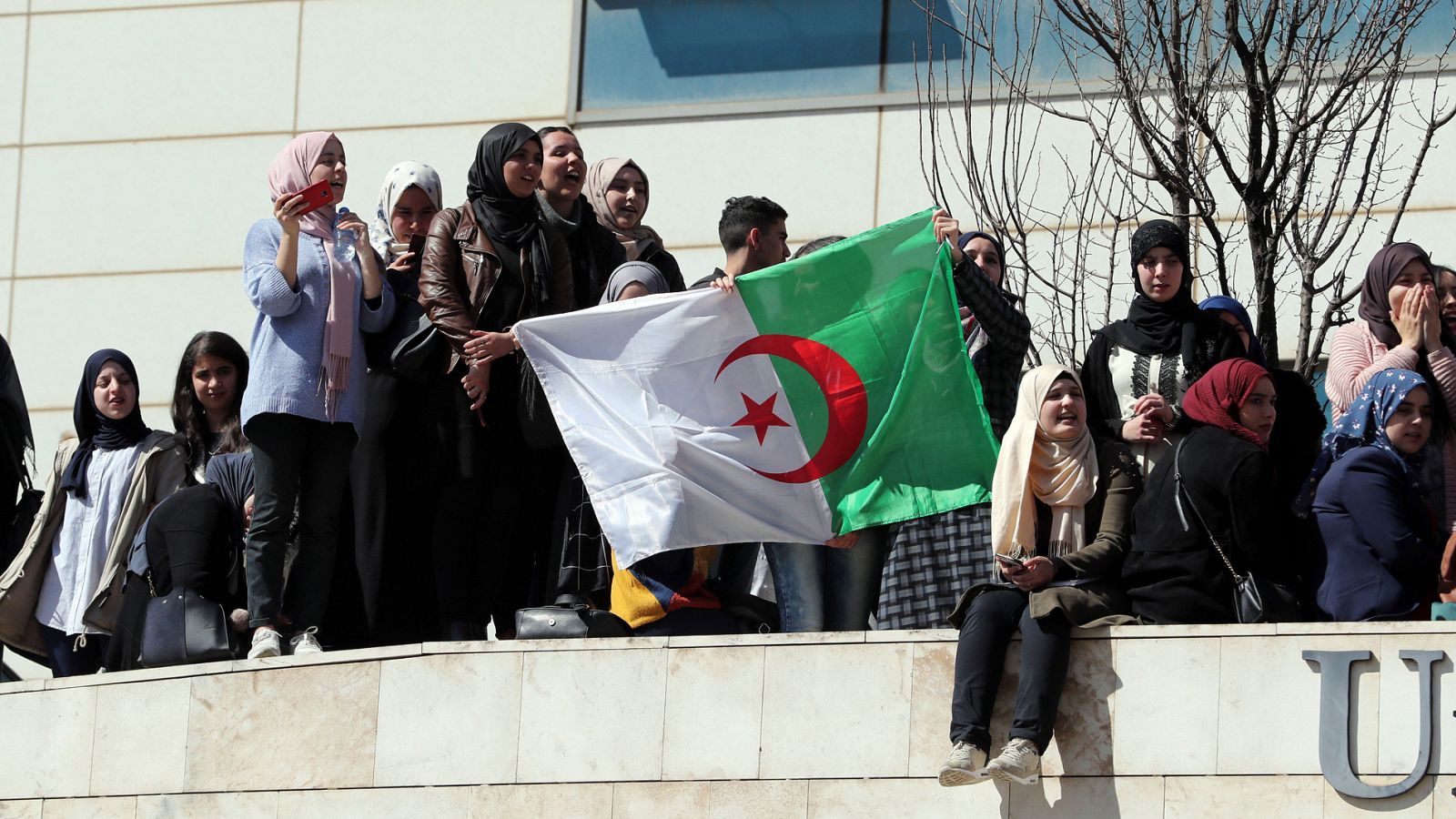 Telediario 1: Protestas en Argelia para que Bouteflika no se presente a las elecciones para un quinto mandato | RTVE Play