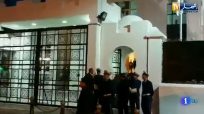 Telediario 1 - Un representante de Bouteflika deposita en su nombre la candidatura a las elecciones