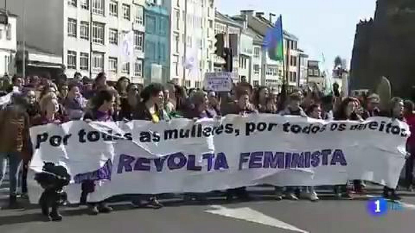 Telediario 1: Con el objetivo de reivindicar sus derechos han teñido de morado las calles de Lugo  | RTVE Play