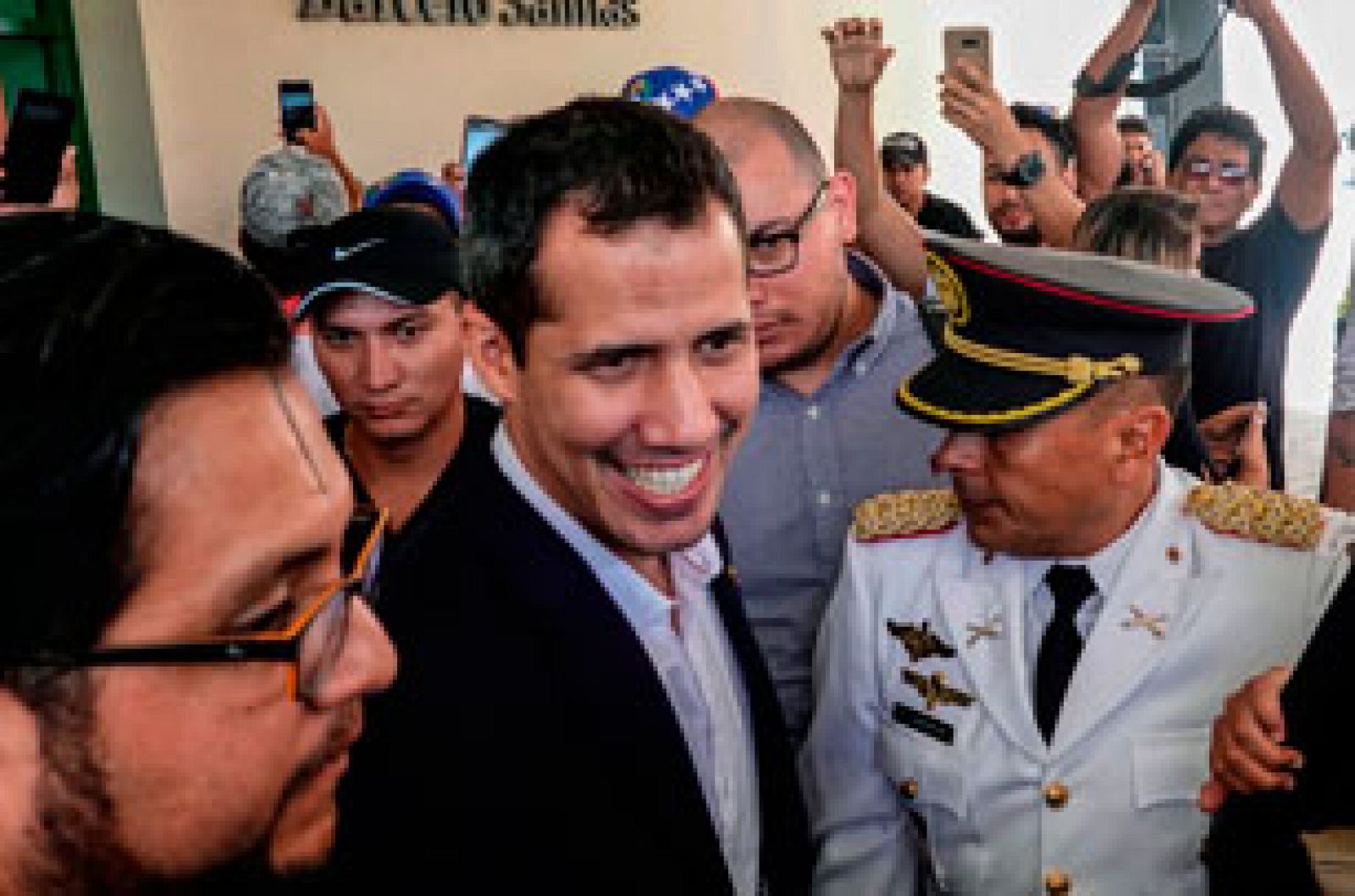 Juan Guaidó alerta a Nicolás Maduro de que los países que le han mostrado su apoyo sabrán reaccionar si es detenido nada más volver a Venezuela. Se desconoce el paradero exacto en estos momentos de Ju