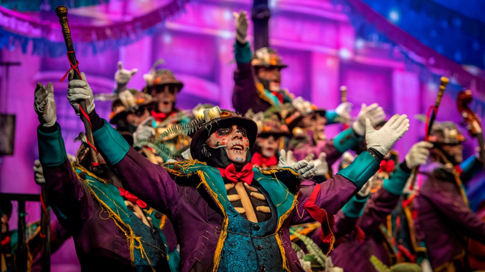 Es lunes de carnaval y la música sale a las calles en lugares como Cádiz, y también en la isla de La Palma, que hoy se viste de blanco para recrear el regreso de los indianos. El resto del archipiélgao sigue de carnaval... El sonido de los cascabeles