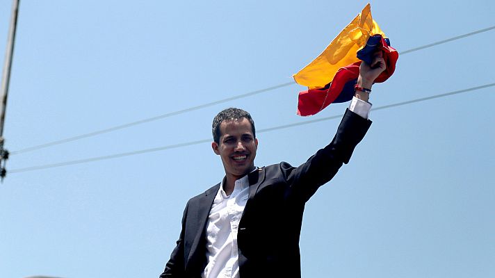 Guaidó regresa a Caracas y desafía a Maduro