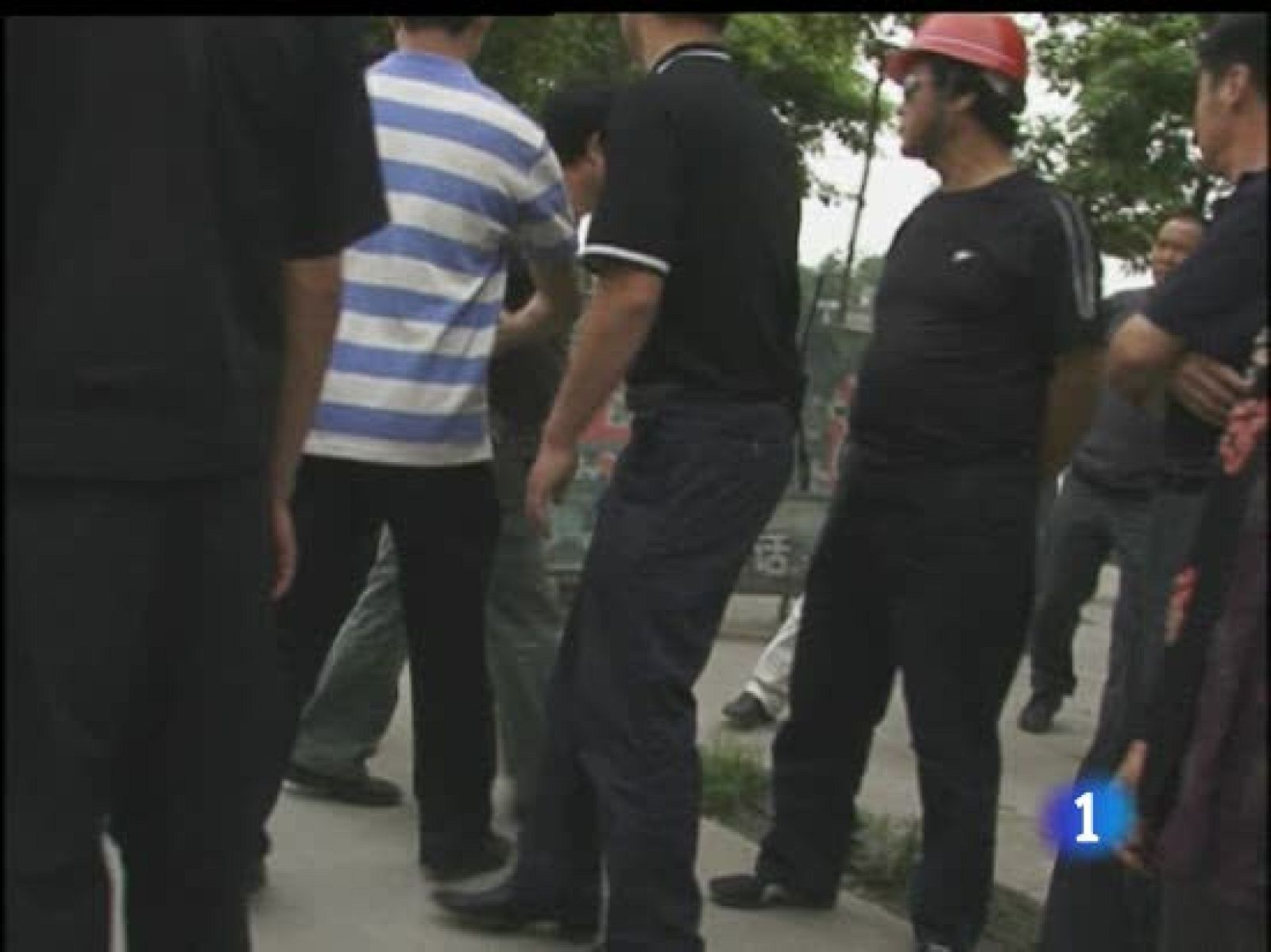 La policía china agrede a un equipo de TVE al negarle grabar en una escuela destruída por el terremoto de Sichuán | Ver