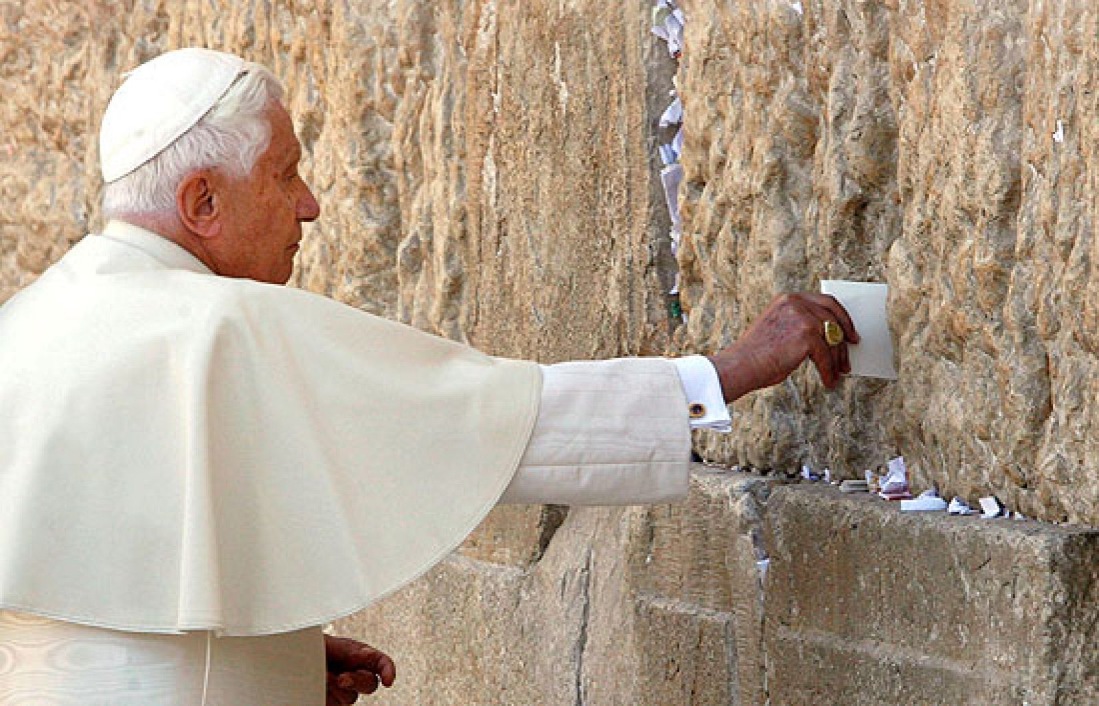 Segunda jornada de la visita del Papa a Jerusalén. Benedicto XVI ha visitado la Explanada de las mezquitas y el Muro de las Lamentaciones y ha pedido a judíos y musulmanes diálogo para acabar con el odio y la venganza. 