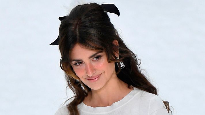 Telediario 1 - Una emocionada Penélope Cruz dice adiós a Karl Lagerfeld desfilando para Chanel