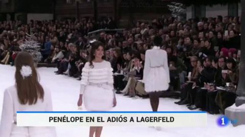Uan emocionada Penélope Cruz dice adiós a Lagerfeld desfilando para Chanel