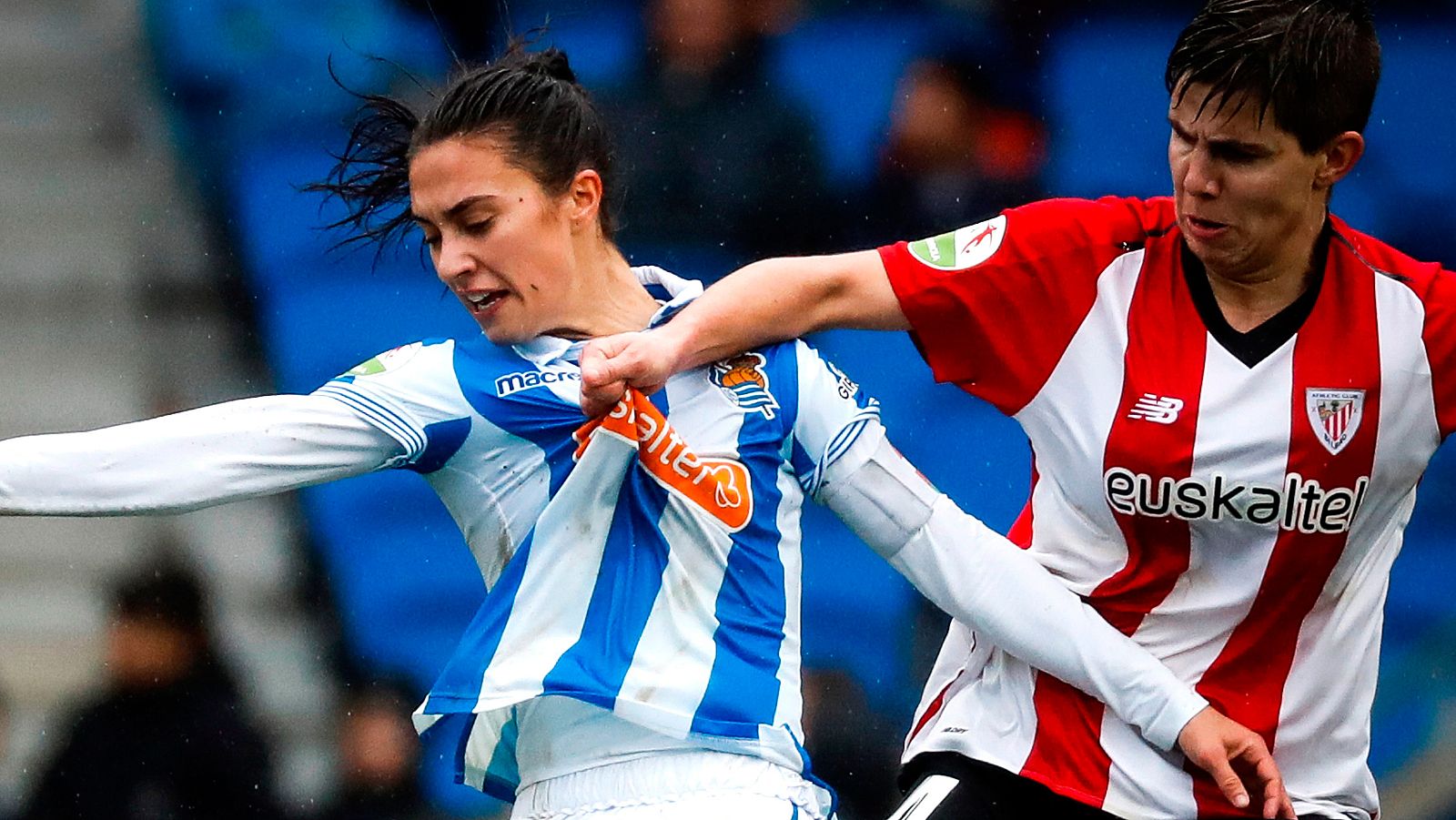 El anuncio de la creación de una nueva liga femenina no ha caído bien en los clubes de fútbol españoles, que han rechazado la propuesta de la Federación Española.