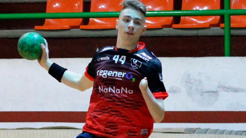 El joven Ramiro Milano es jugador de balonmano. Es argentino y juega en Alicante. Pero su historia es especial. Ramiro solo tiene una mano.