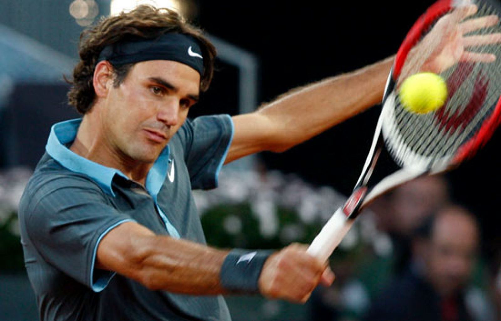 Federer rompe su maldición española