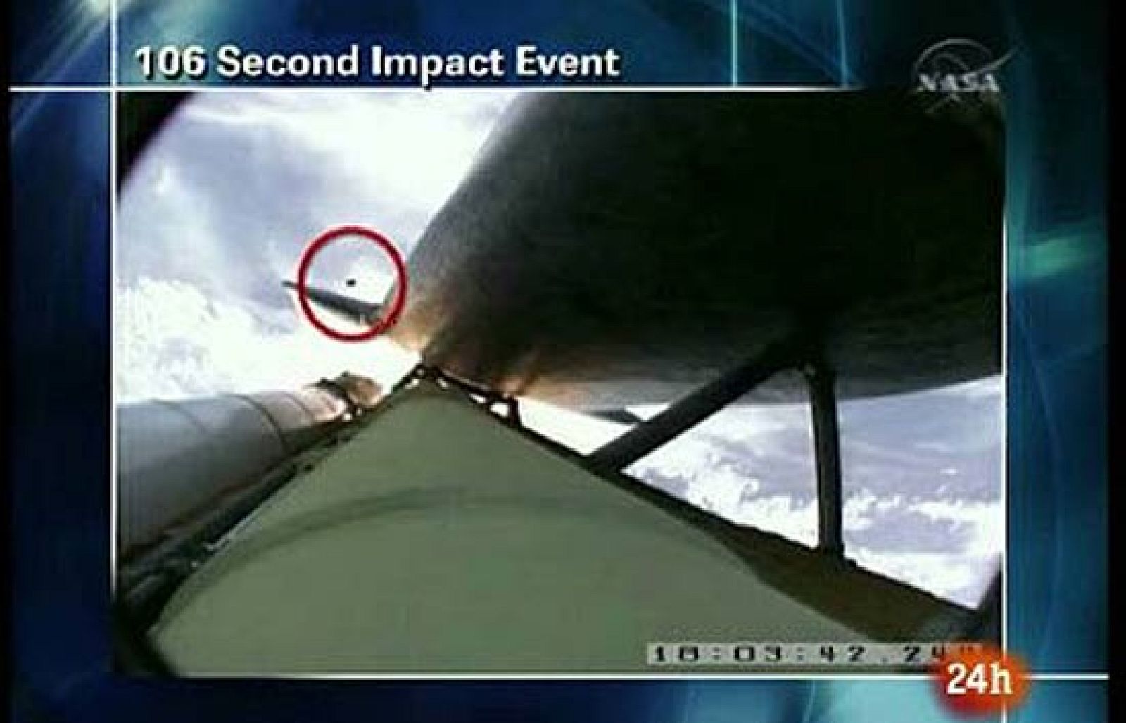 La NASA está estudiando los daños causados en el transbordador Atlantis en el despegue. Aparentemente es sólo un rasguño producido por una colisión con un objeto, pero con el trágico precedente del Columbia no quieren descartar todos los riesgos. 