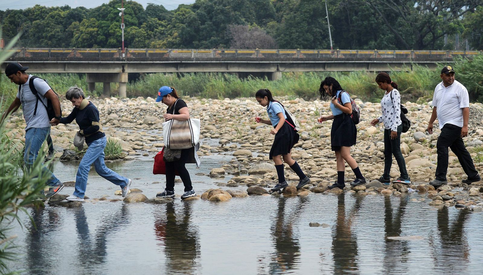 'La Trocha', el peligro de ir al colegio en Colombia desde una Venezuela bloqueada
