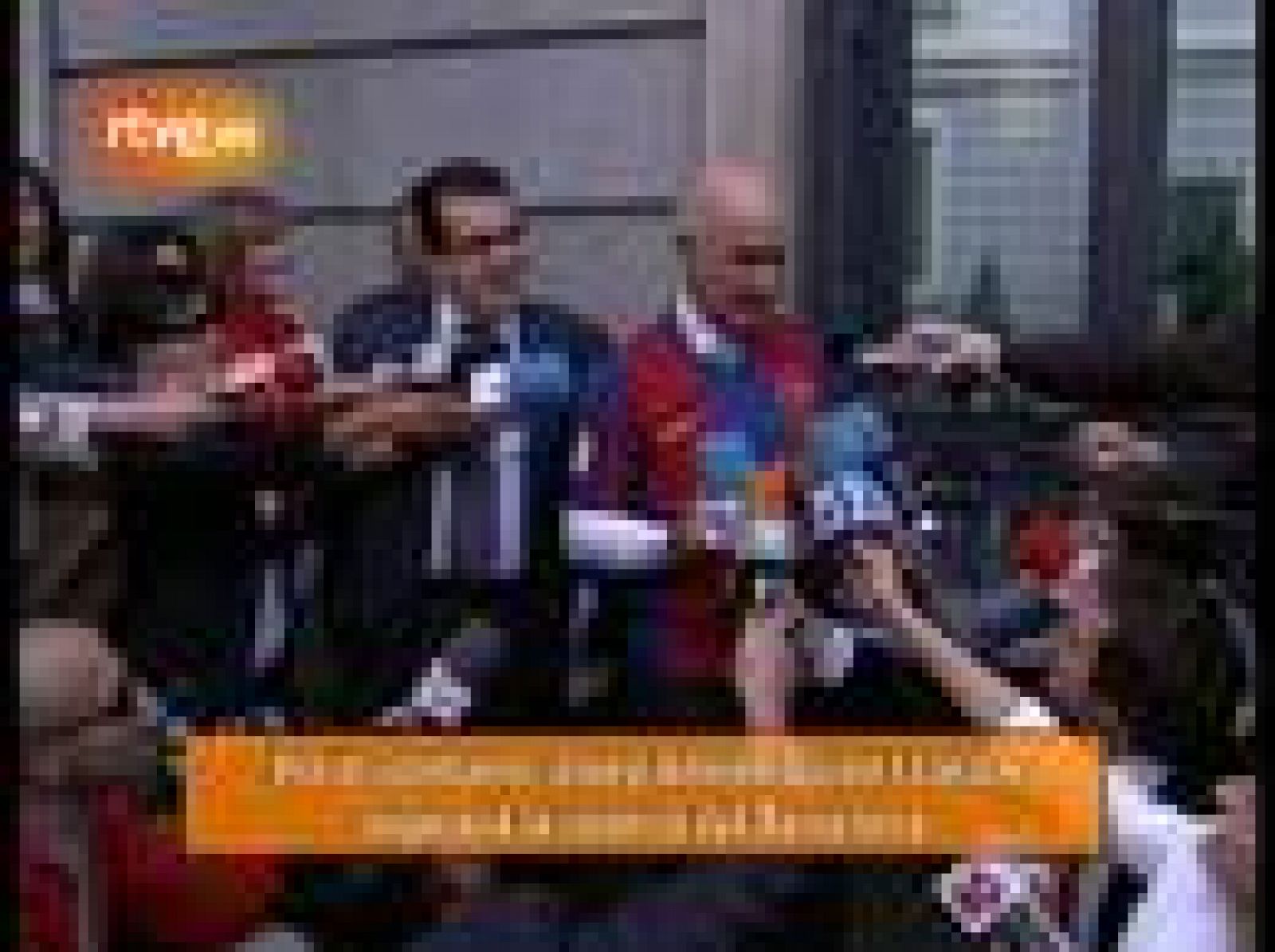 Los diputados del PNV Josu Erkoreka (d) y Pedro Azpiazu han colocado los colores del Athletic de Bilbao a uno de los emblemáticos leones del Congreso de los Diputados en señal de apoyo incondicional al equipo vasco.